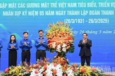 Премьер-министр Фам Минь Тьинь вручает цветы в знак поздравления Секретариату Центрального комитета ВКСМ имени Хо Ши Мина. 