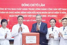 Генеральный секретарь ЦК КПВ То Лам вручает подарок Больнице дружбы.