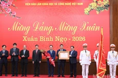 Премьер-министр Фам Минь Тьинь вручает Вьетнамской академии наук и технологий Орден Труда первой степени