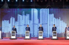 Генеральный секретарь ЦК КПВ То Лам и делегаты проводят ритуал закладки первого камня проекта многофункционального городского комплекса Северный Тханглонг Urban City.