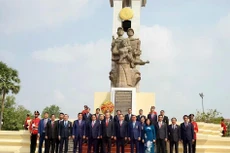 Генеральный секретарь То Лам вместе с высокопоставленной делегацией Вьетнама возлагает цветы и воскуряет благовония у памятника камбоджийско-вьетнамской дружбы в столице Пномпень. (Фото: ДИНЬ ЧЫОНГ)