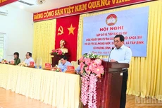 Член Политбюро, министр сельского хозяйства и окружающей среды Чан Дык Тханг выступает с речью.