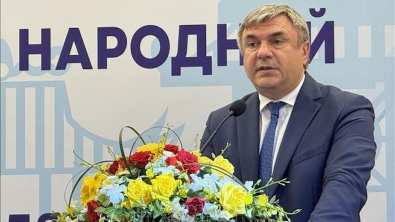 Заместитель председателя комитета по внешним связям Санкт-Петербурга Вячеслав Г. Калганов выступает на мероприятии. Фото: ВИА dien-dan3-011025.jpg