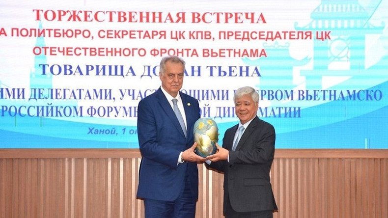 Товарищ Нгуен Ван Тьен вручает памятный подарок Председателю Комитета повнешним связям Санкт-Петербурга Евгению Григорьеву. image-2-5664.jpg