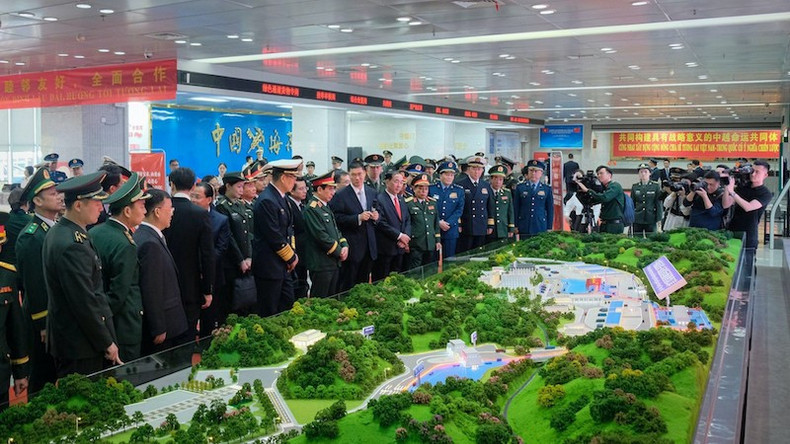 Обе делегации посещают модель пограничного контрольно-пропускного пункта в рамках 9-го вьетнамско-китайского пограничного оборонного дружественного обмена. image-2-6639.jpg
