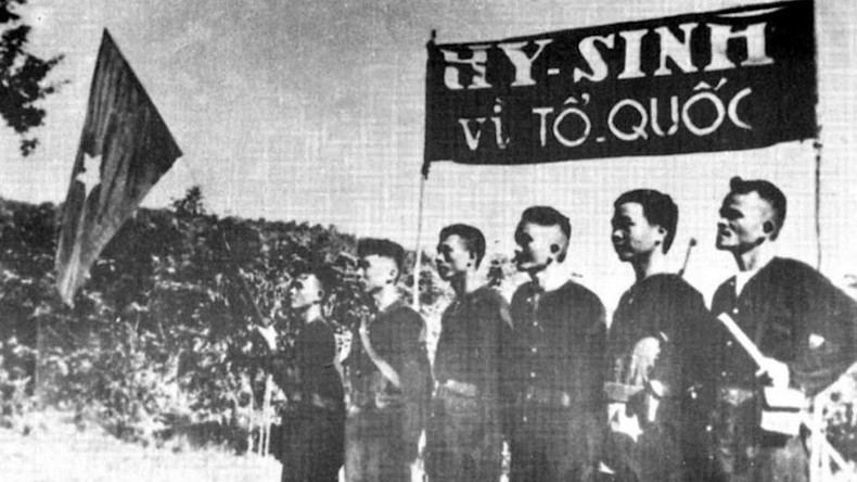 Отряд партизан Бато был создан 14 марта 1945 года после восстания Бато (провинция Куангнгай), развернувшегося и победившего 11 марта 1945 года, в результате чего была установлена революционная власть народа. Это ключевые силы, непосредственно участвовавшие в боях во время всеобщего восстания в Центральном Вьетнаме, внесшие вклад в победу Августовской революции 1945 года. Фото: ВИА image-2.jpg