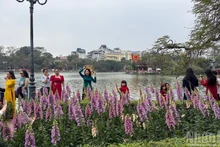 Туристы позируют у озера Хоанкием.