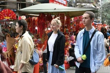 Иностранные туристы посещают Ханой. Фото: Тхант Дат