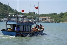 Рыболовное судно рыбаков провинции Зялай выходит в море. Фото: ВИА