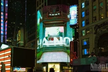 Образ Вьетнама появляется на экране Thomson Reuters на Таймс-сквер.