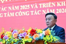 Постоянный член Секретариата Чан Кам Ту выступает на конференции. 