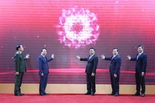 Постоянный член Секретариата ЦК Чан Кам Ту вместе с делегатами торжественно запускает мобильное приложение отрасли пропаганды и работы с населением. Фото: ВИА