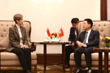 Министр науки и технологий Вьетнама Нгуен Мань Хунг и Министр цифрового развития и информации Сингапура Жозефина Тео. Фото: mst.gov.vn