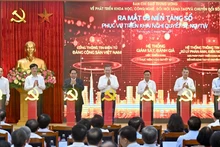 Генеральный секретарь ЦК КПВ То Лам, Премьер-министр Фам Минь Тьинь и партийные и государственные лидеры проводят церемонию запуска трех цифровых платформ для поддержки осуществления Резолюции №57-NQ/TW. Фото: Данг Кхоа