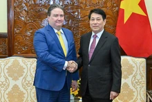 Президент Лыонг Кыонг и Посол США во Вьетнаме Марк Кнаппер. Фото: Тхюи Нгуен