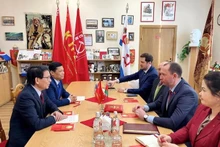 Первый секретарь ЦК КПБ Сергей Сыранков встречается с Послом Вьетнама Нгуен Ван Чунгом. Фото: baoquocte.vn