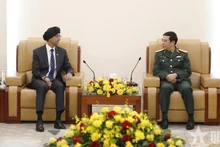 Генерал армии Фан Ван Жанг и Посол Сингапура во Вьетнама Раджпал Сингх. Фото: qdnd.vn