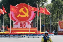 Символы серпа и молота, партийный флаг и Государственный флаг торжественно размещены на перекрёстке улиц Дьенбьенфу – Доклап – Тюванан в честь XIV съезда. Фото: ВИА