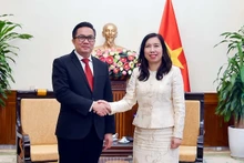 Заместитель министра иностранных дел Ле Тхи Тху Ханг и директор Департамента прессы МИД Лаоса, официальный представитель МИД Лаоса Бунтхала Паньявичит. Фото: baoquocte.vn