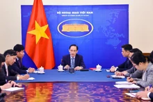 Министр иностранных дел Ле Хоай Чунг в ходе телефонного разговора. Фото: МИД Вьетнама