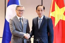 Министр иностранных дел Ле Хоай Чунг и Министр иностранных дел Лаоса Тхонгсаван Фомвихан. Фото: ВИА