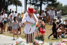 Люди организовали на месте преступления возле пляжа Бонди мемориал. Фото: Синьхуа/ВИА