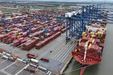 Погрузка экспортных товаров в Международном контейнерном порту Хайфонга, город Хайфонг. Фото: BИA