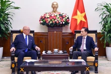 Министр иностранных дел Ле Хоай Чунг и специальный советник Альянса парламентариев японско-вьетнамской дружбы Такебе Цутому. Фото: МИД Вьетнама