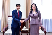 Заместитель министра Ле Тхи Тху Ханг и полицейский советник ООН Файсал Шахкар. Фото: baoquocte.vn 