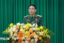 Генерал армии Фан Ван Зянг выступает на встрече. Фото: ВИА