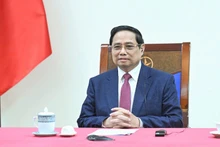 Премьер-министр Фам Минь Тьинь во время телефонного разговора. Фото: Чан Хай