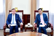 Заместитель министра Данг Хоанг Зянг и глава представительства МОФ в Азиатско-Тихоокеанском регионе Эдгар Дериг. Фото: baoquocte.vn