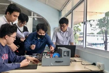 Студенты Политехнического университета – Национального университета Хошимина практикуются в применении высоких технологий/ Фото: ВИА