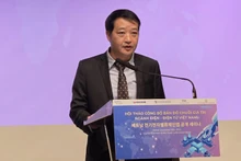 Заместитель директора Департамента по содействию торговле Буй Куанг Хынг выступает на мероприятии.