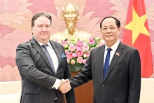 Зампредседателя НС Чан Куанг Фыонг и Посол США во Вьетнаме Марк Э. Кнаппер. Фото: daibieunhandan.vn