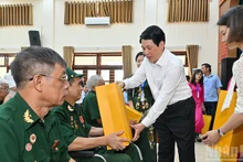 Президент Лыонг Кыонг вручает подарки инвалидам войны. Фото: Тхюи Нгуен
