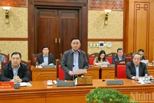 Таварищ Чан Кам Ту выступает на заседании.