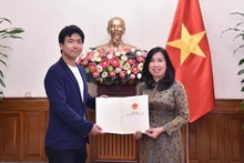 Замминистра иностранных дел Ле Тхи Тху Ханг вручает представителю телеканала NDN разрешение на на возобновление деятельности постоянного представительства NDN. Фото: baoquocte.vn