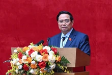 Премьер-министр Фам Минь Тьинь выступает на мероприятии. 