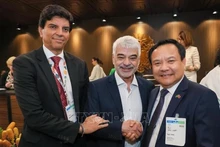 Посол Буй Ван Нги встречается с бразильским сенатором Умберту Костой. Фото: ВИА