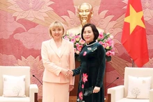 Зампредседателя НС Нгуен Тхи Тхань и Председатель Белорусского союза женщин Ольга Александровна Шпилевская. Фото: daibieunhandan.vn
