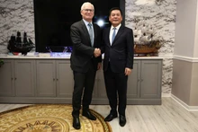 Министр промышленности и торговли Нгуен Хонг Зиен и председатель, генеральный директор SIA Джон Нойффер.