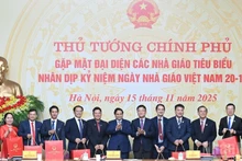 Премьер-министр Фам Минь Тьинь и выдающие педагоги. Фото: Чан Хай