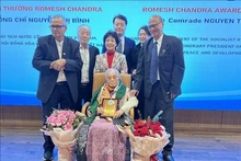 Представители AIPSO вручает премию Ромеша Чандры г-же Нгуен Тхи Бинь. Фото: ВИА