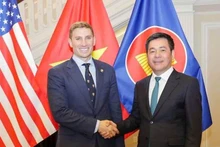 Министр промышленности и торговли Нгуен Хонг Зиен и Заместитель госсекретаря по экономическому росту, энергетике и окружающей среде Джейкоб Хелберг. Фото: moit.gov.vn