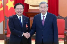 Генеральный секретарь ЦК КПВ То Лам и губернатор префектуры Канагава Куроива Юдзи. Фото: Данг Кхоа