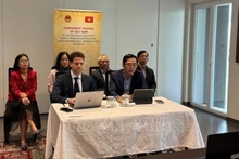 Советник-посланник Фам Куанг Хюи и г-н Андрей Эйдлин.