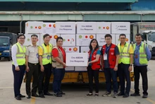 Представитель Вьетнама принимает экстренную гуманитарную помощь Центра AHA. Фото: ВИА