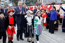 Генеральный секретарь ЦК КПВ То Лам и представители народностей провинции Каобанг. Фото: ВИА