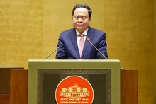 Председатель НС Чан Тхань Ман выступает на встрече. Фото: ВИА